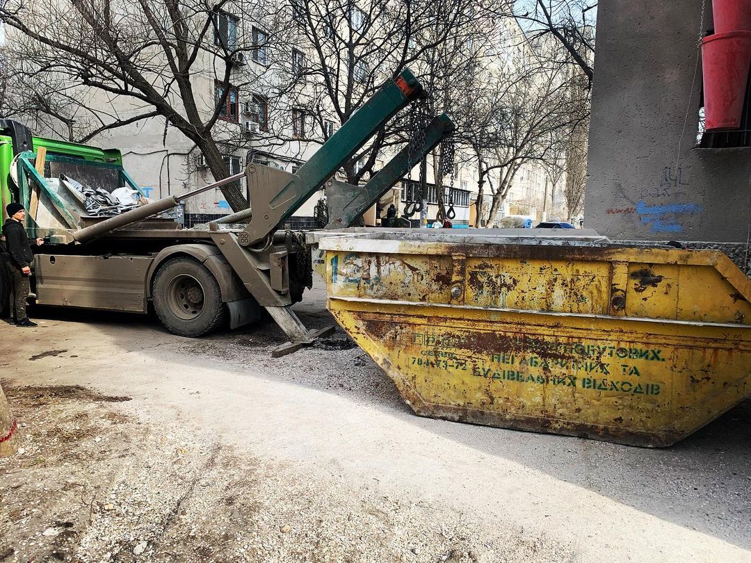 Процесс вывоза мусора в Одессе Процесс вывоза мусора в Одессе